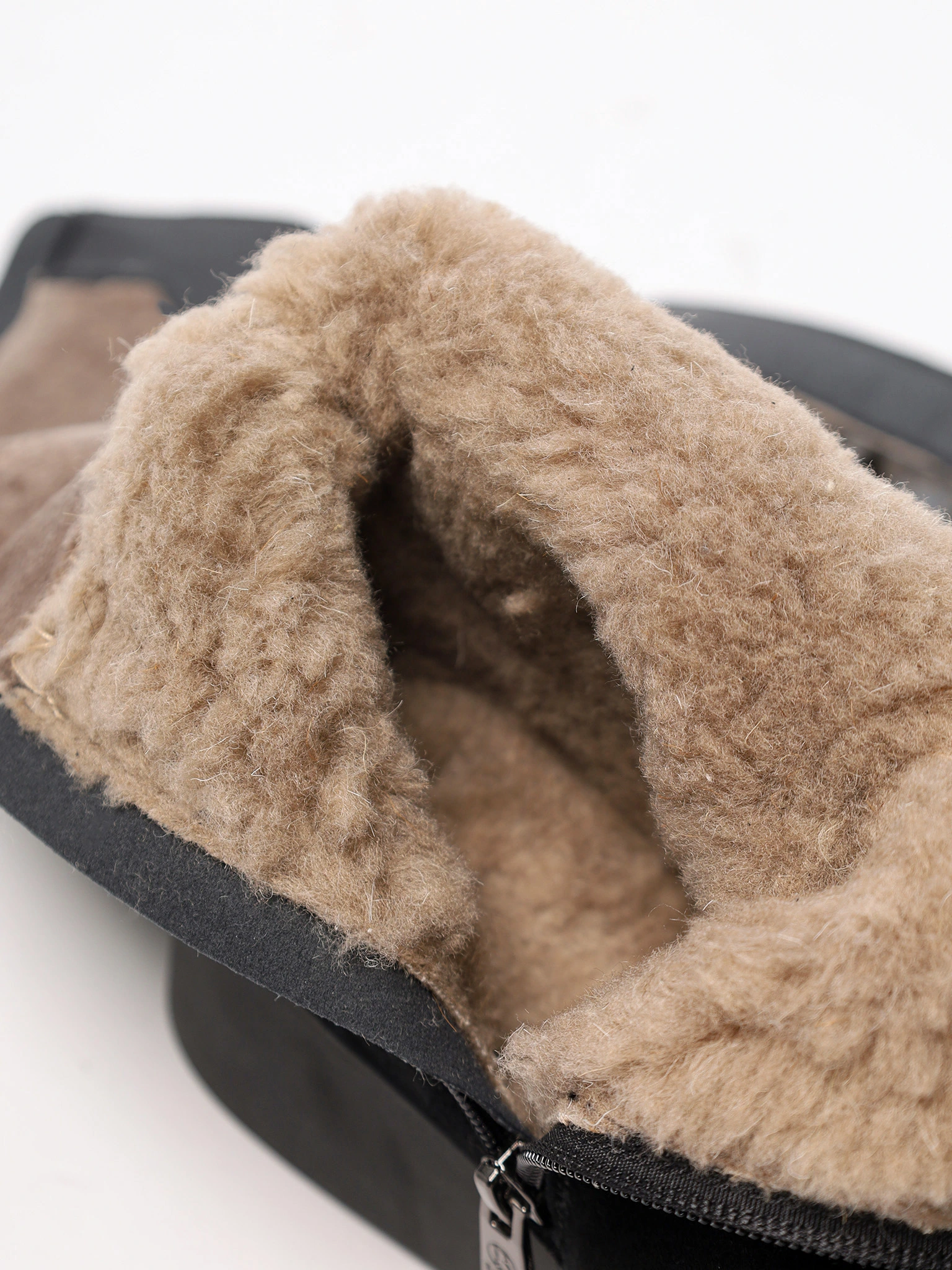 Сапоги черного цвета из натуральной замши на высокой платформе